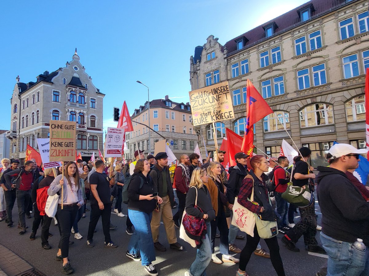 TassiloTimm's tweet photo. Heute 175.000 gegen die Bundesregierung.
Starkes Signal der Gewerkschaften!
Dabei viel Kapitalismuskritik und Diskussionen über eine sozialistische Perspektive.

#hartverdient https://t.co/aiXWcf2ImT