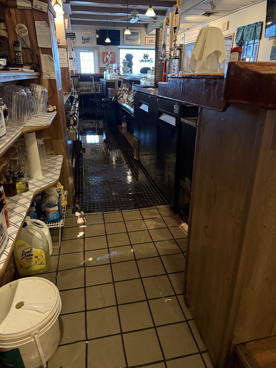 JonnyAtTheShore's tweet photo. God almighty. Please pray for us.
#MulligansShoreBar #Wildwood #NewJersey #Noreaster https://t.co/GW1uv3u3Hl