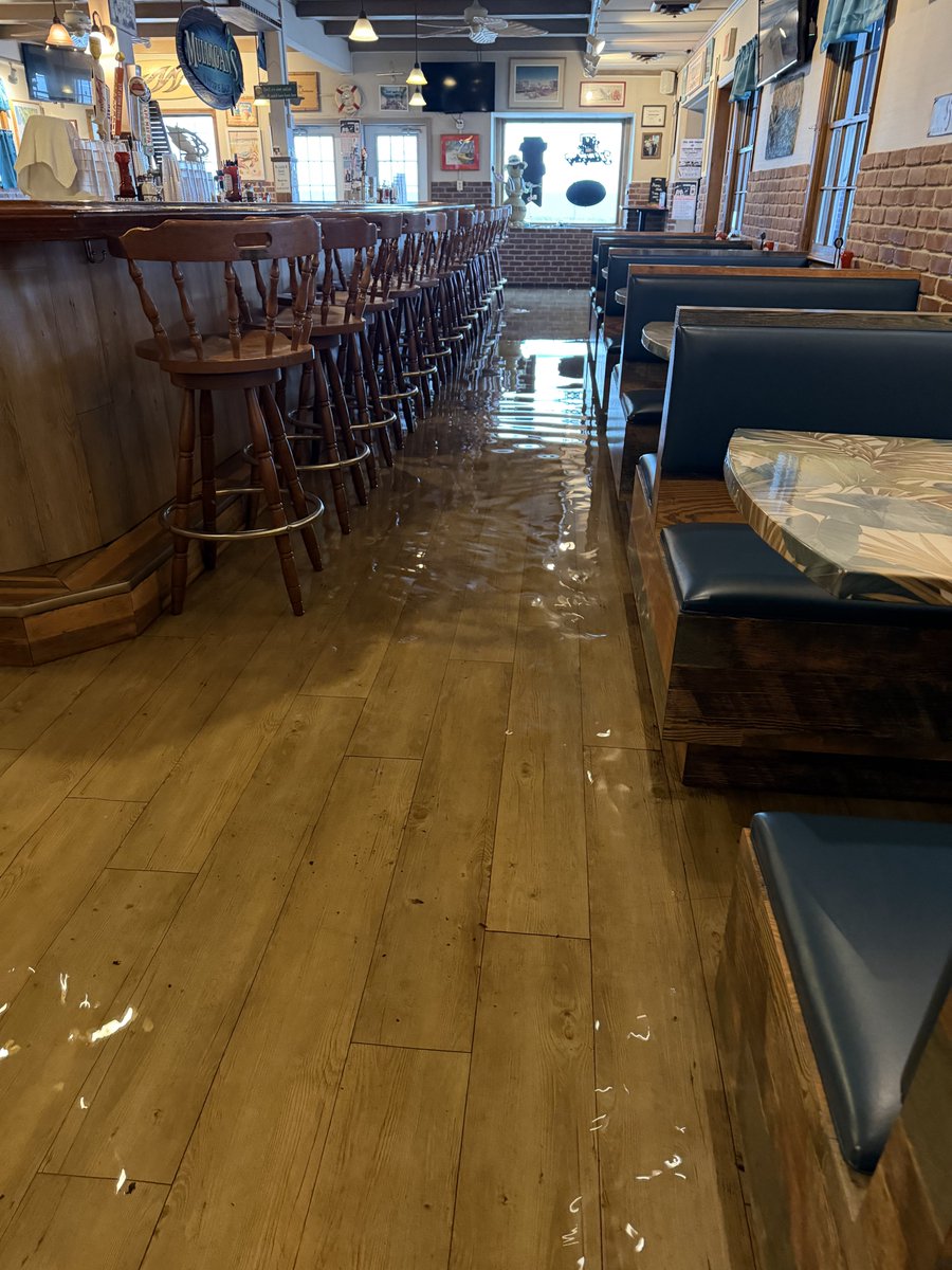 JonnyAtTheShore's tweet photo. God almighty. Please pray for us.
#MulligansShoreBar #Wildwood #NewJersey #Noreaster https://t.co/GW1uv3u3Hl