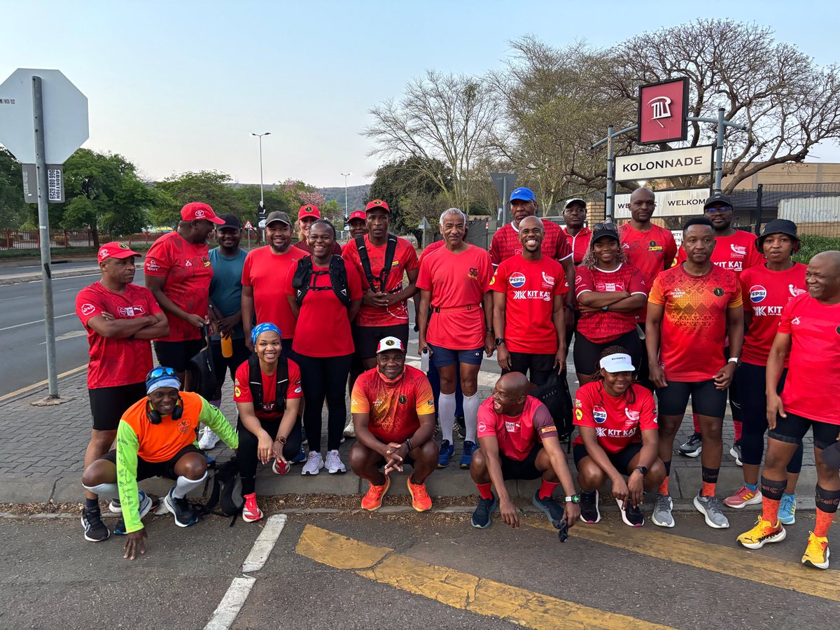 Monchu052's tweet photo. @ke_kgoshigadi . Hey Skeem Saka aka my l❤️ve. Wow!! I enjoyed that mmane Helen Folasade Adu aka Sade song while washing car after an easy 21km le my family MTG @MTG_running . Skeem bare otla neng to run with us ? #PowerExperience https://t.co/HgMufG8xG8