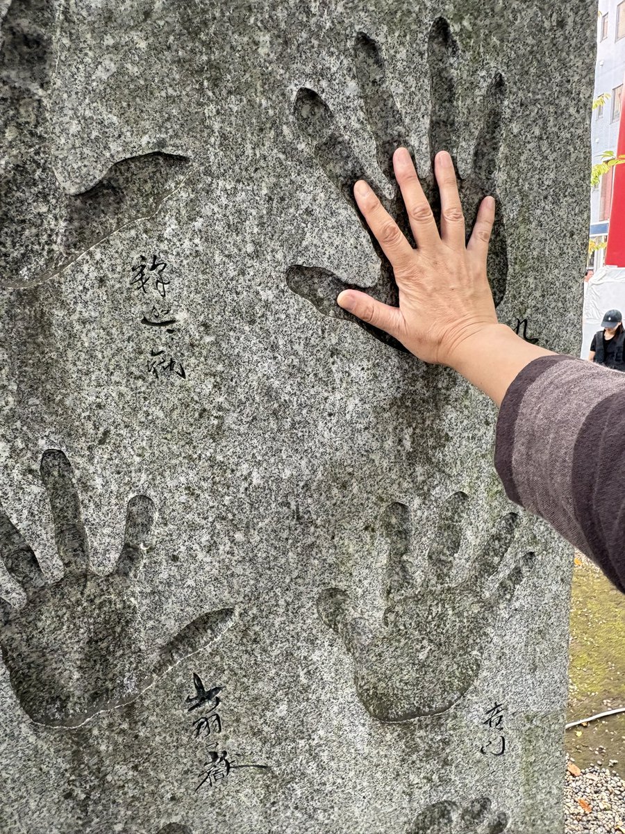hikoukiya's tweet photo. 先日、相撲公演に向けて、江戸勧進相撲発祥の地・富岡八幡宮へ。力士関連の石碑が沢山あって楽しい。巨人力士の碑もあって、最高は2m30㎝！浪曲で相撲取りに「山かと思った」という台詞があるが、小柄な昔の人から見れば分からなくもない。横綱碑の裏面には阿武松や梅ヶ谷など浪曲でお馴染みの名前も。 https://t.co/LKHaHIaav8