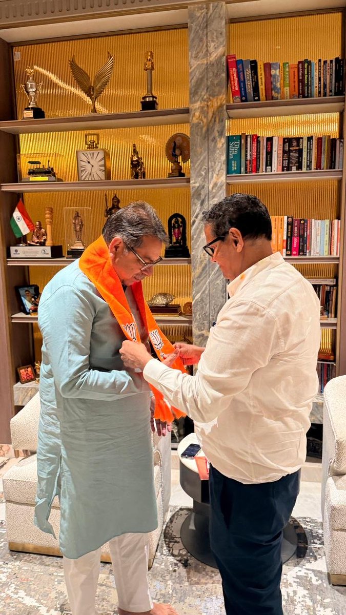 OfficeOfDrSP's tweet photo. आज जयपुर स्थित निज आवास पर पधारे जयपुर महापौर श्री सुनील कोठारी जी को माननीय डॉ. सतीश पूनियां जी ने नई जिम्मेदारी के लिए शुभकामनाएं दी। https://t.co/70zOI83HOP