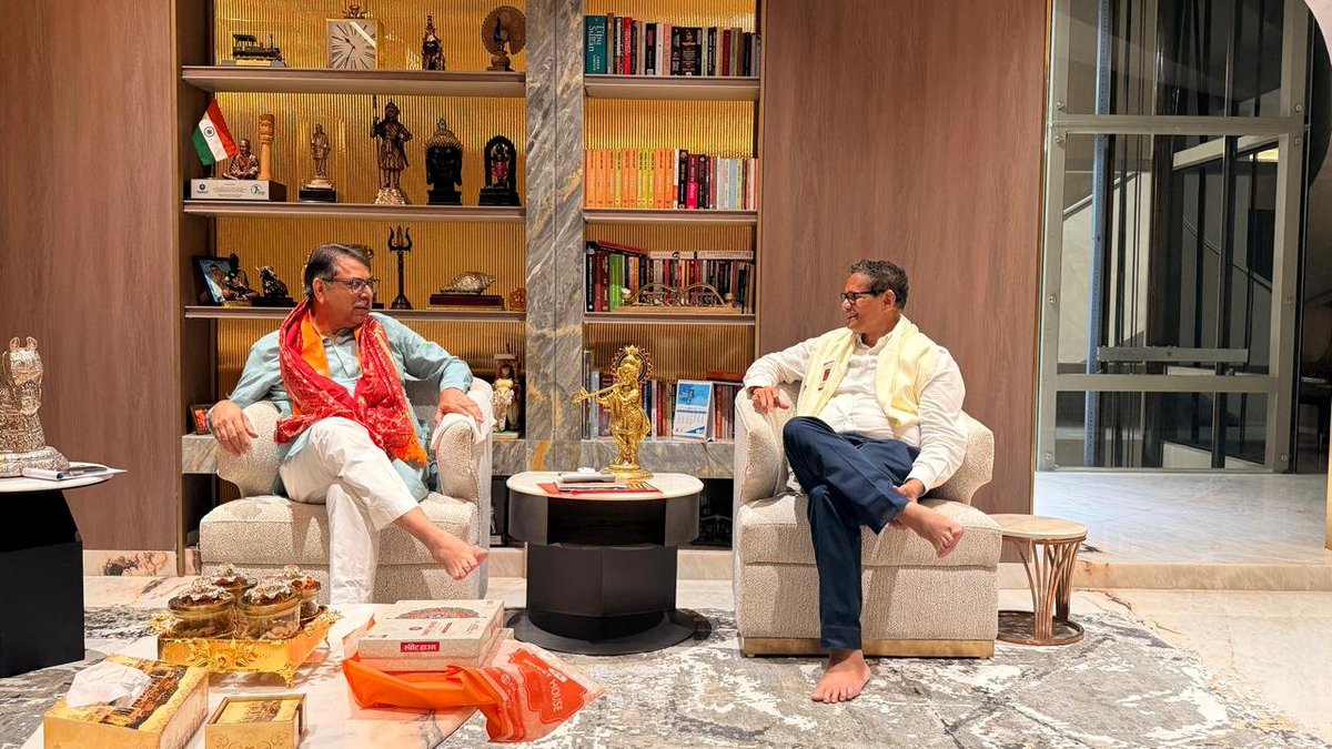 OfficeOfDrSP's tweet photo. आज जयपुर स्थित निज आवास पर पधारे जयपुर महापौर श्री सुनील कोठारी जी को माननीय डॉ. सतीश पूनियां जी ने नई जिम्मेदारी के लिए शुभकामनाएं दी। https://t.co/70zOI83HOP