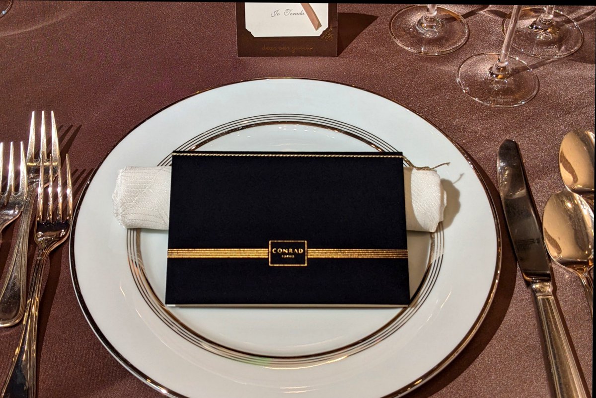 joeterada1988's tweet photo. 友人の結婚式でした。余興の乾杯も歌い納めかもしれないな…と思いつつ、新しいギターのお披露目でした。君に幸せあれ。心からのおめでとう。 https://t.co/XEDjj5kOcc