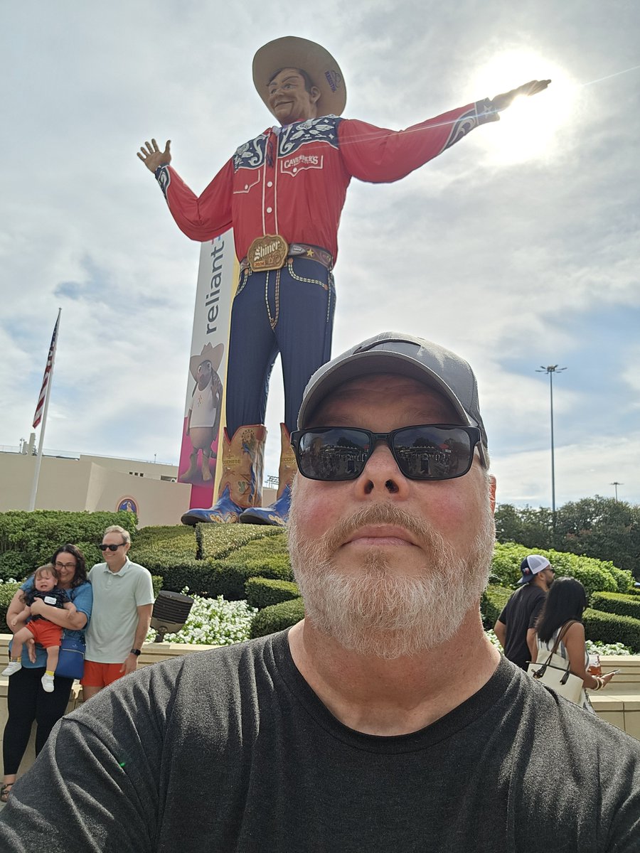 carlwheless's tweet photo. While @SaraGonzalesTX is out there raging about fake, rampant, widespread systemic H-1B visa fraud, I'm over here having fun with my H-1B visa folks at the State Fair of Texas! 🇺🇸♥️🇮🇳 https://t.co/8NRF2OxSOD