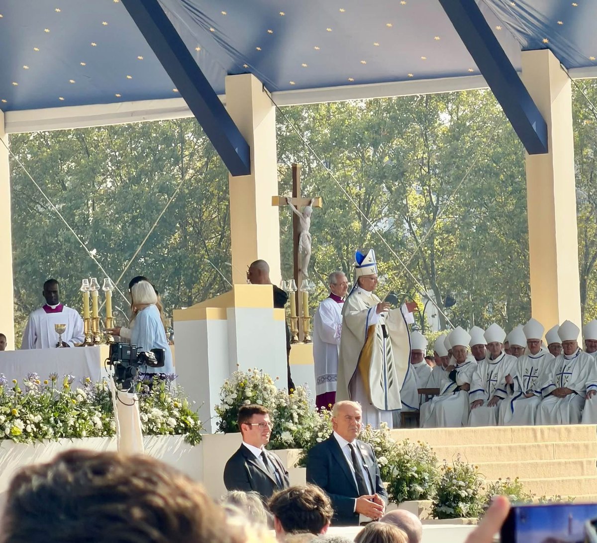 Tache_Emmanuel's tweet photo. 📣 Une foule immense, enthousiaste et heureuse, réunie à Paris pour la messe célébrée par le Pape Léon XIV.

🙌 Un silence de cathédrale sous le ciel de Paris, puis le ferveur et la liesse.

🎉 Quelle joie de constater que le coeur de chacun battait au même rythme. #circo1316 https://t.co/QpZD390D4a