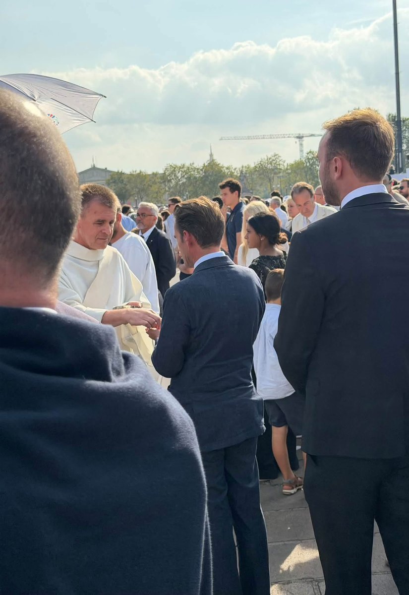 Tache_Emmanuel's tweet photo. 📣 Une foule immense, enthousiaste et heureuse, réunie à Paris pour la messe célébrée par le Pape Léon XIV.

🙌 Un silence de cathédrale sous le ciel de Paris, puis le ferveur et la liesse.

🎉 Quelle joie de constater que le coeur de chacun battait au même rythme. #circo1316 https://t.co/QpZD390D4a