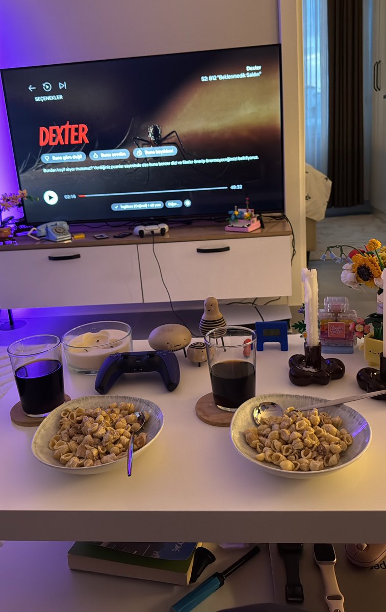 ozeeynep's tweet photo. Sevgilimle makarna yaptık Dexter izleyeceğiz. Öğrenci evimiz hayatladı👉🏻👈🏻 https://t.co/cp4Y3lClkr
