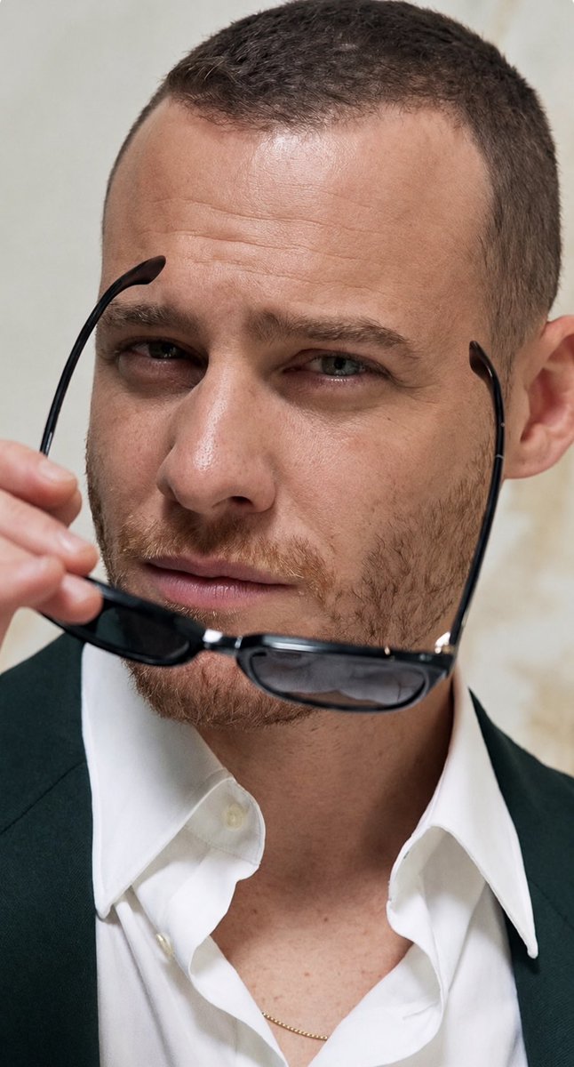 patriciaflima12's tweet photo. When the outfit perfectly matches his eyes. 💚

#KeremBürsin https://t.co/RKtK0gYuVH