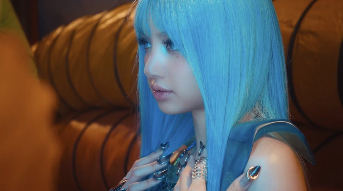 Ggjokfvbb_yyu's tweet photo. ลิซ่าเหมาะกับสีฟ้านะ สวยอ่ะ เหมือนบาร์บี้ https://t.co/PKe2DYdFzA