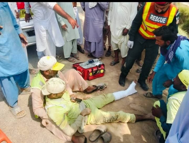arslanbinubaid's tweet photo. وزیراعلی صاحبہ سے گزارش ہے کہ ستھرا پنجاب ورکر جو دورانِ ڈیوٹی حادثے کا شکار ہوا، اس کی دونوں ٹانگیں فریکچر ہوئیں ۔ تصویری ثبوت منسلک ہیں۔ برائے مہربانی محکمہ سوشل ویلفیئر یا زکوٰۃ فنڈ سے اس غریب کی مالی معاونت کی جائے۔ 
جب تک دوبارہ صحت بحال نہیں ہوتی اس کے گھر والوں کو تنخواہ بھی دی جائے۔ شکریہ
تفصیلات درج ذیل ہیں

نام : جام عبدالممروف جھلن
متاثرہ ملازم کا رابطہ:
03061858897
ملازم: ستھرا پنجاب ایجنسی، بہاول پور 
رہائشی پتہ: موضع بلاجھلن، بستی عبدالحمید نمبردار، پی او باکس گمانی شریف، تحصیل احمدپور شرقیہ، ضلع بہاول پور
@MaryamNSharif @RashidNasrulah @SuthraPunjab @CMComplaintCell 
@DC_Bahawalpur