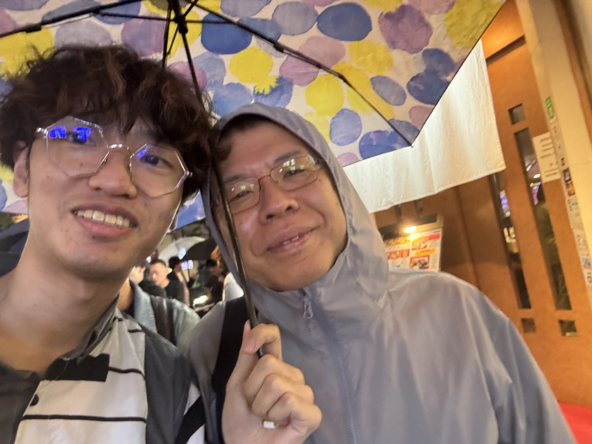 shitake_math's tweet photo. "雲 in the umbrella"

雲先生，荻野先生@oginonobuya 
そして会をセッティングしてくださった迫田先生@koki_sakoda ，
本当にありがとうございました🙏

そしてほかの先生方もお会いできて楽しかったです🎶 https://t.co/IK6PZZFo7R
