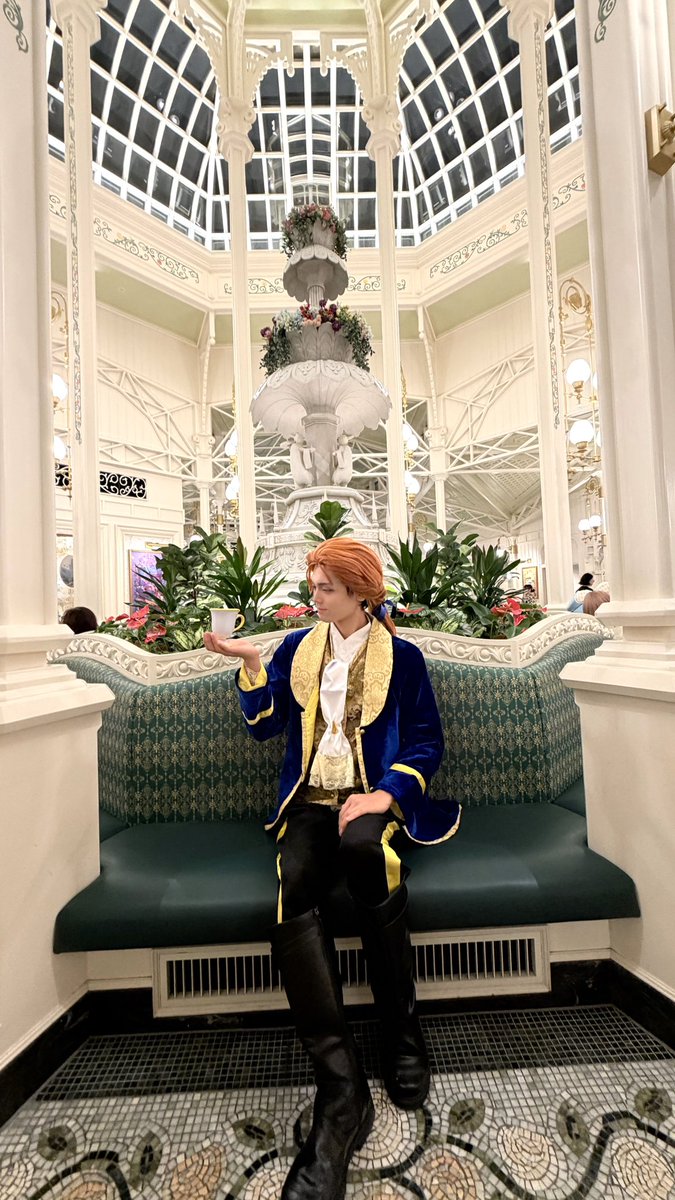 ST1123Ru's tweet photo. 初めてのクリスタルパレス✨️
仮装に合っていて雰囲気も良かったしご飯も最高でした。

 #Dハロ仮装2026 https://t.co/csiVqC47TU