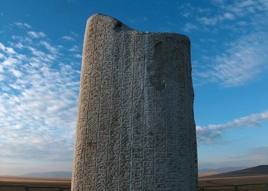 turukus's tweet photo. "Türkler, Orhun Anıtları ile imparatorluklarını meşrulaştırmanın, Türkler arasında birliğe ilham vermenin, diğer gruplarla ilgili kolektif fikirleri yaymanın ve İç Asya'daki önemli rollerinin doğru bir kaydını tutmanın bir yolu olarak tarih yazımını kullandılar." -Madilyn Clawson https://t.co/cxxXqIK6P6
