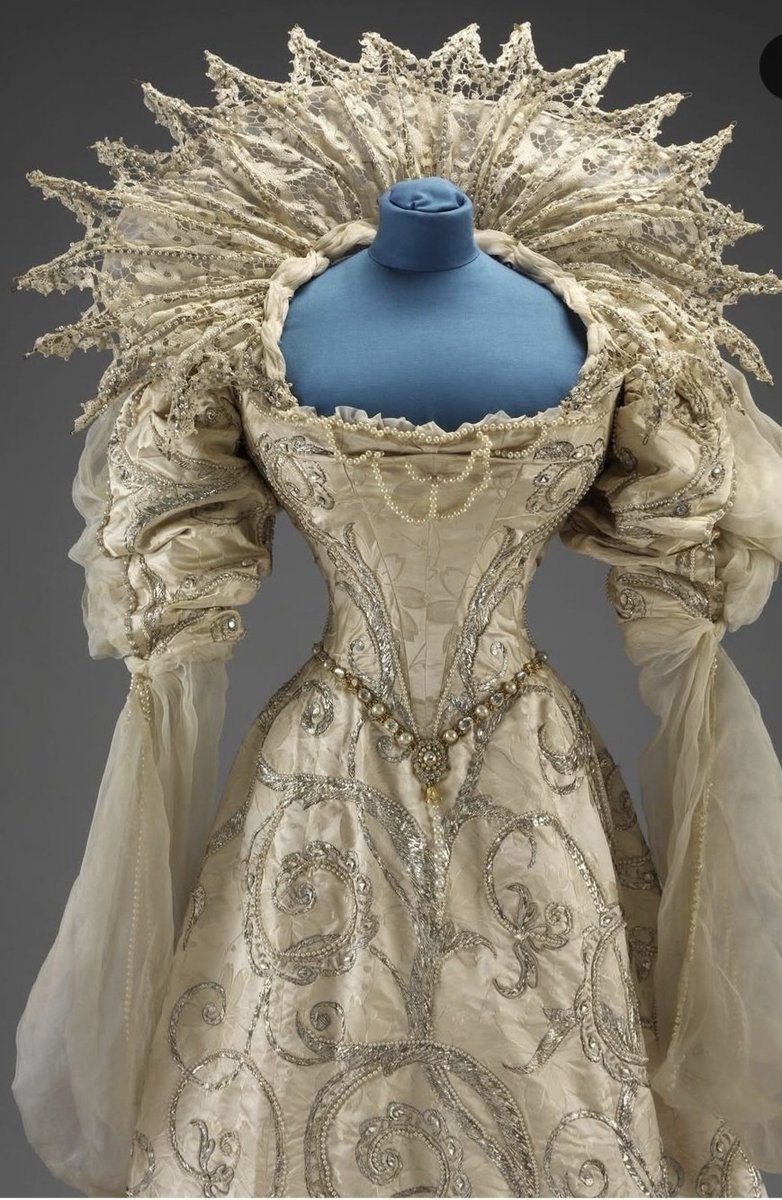 Pasthetique's tweet photo. A glimpse of 1897 elegance — the Duchess of Savoia costume, where fashion becomes more than clothing; it becomes a whole character. https://t.co/5E8W3FssfR