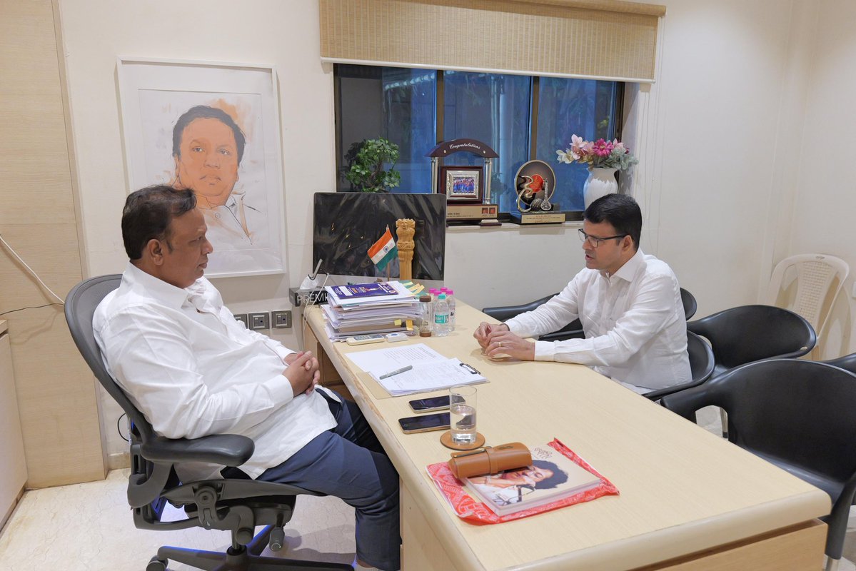 ShelarAshish's tweet photo. दि म्युनिसिपल युनियनचे अध्यक्ष शशांक राव यांनी वांद्रे पश्चिम येथील कार्यालयात सदिच्छा भेट घेतली.

#Maharashtra #AshishShelar https://t.co/YUCuB6a2I8