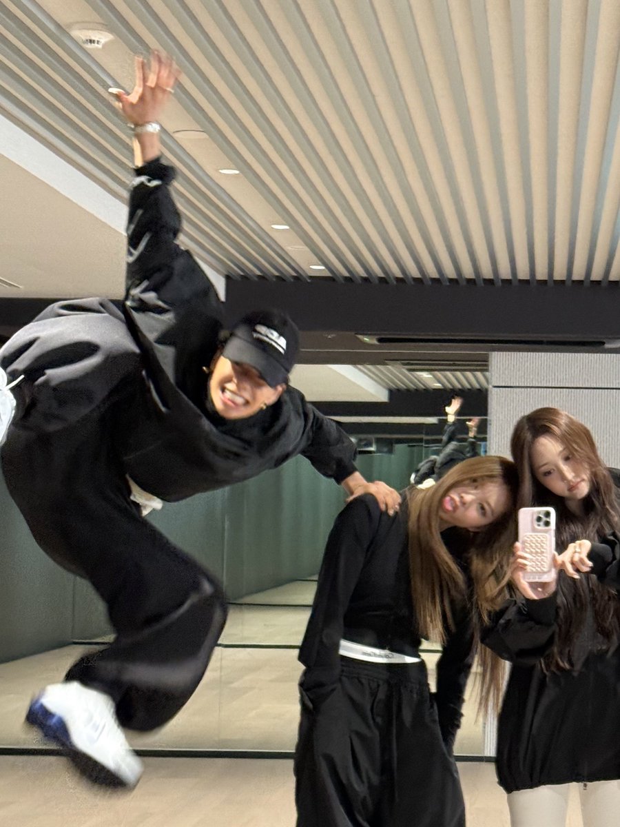 _quatrejuinx's tweet photo. another tabeze photo!!! thank you zero😭😭😭😭😭 https://t.co/xTsD85UohG