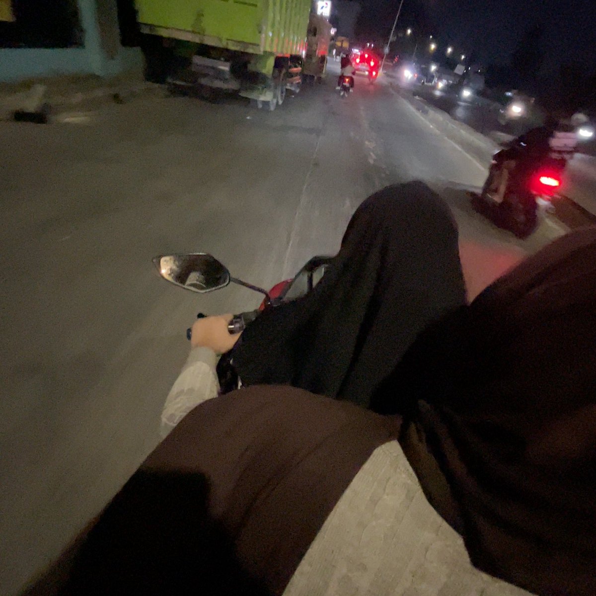friscimoly's tweet photo. tiga orang gabut https://t.co/694V2ueDQH