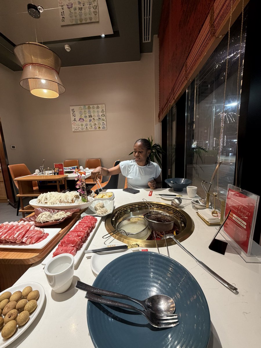 codemathics's tweet photo. dinner under the moon. 🧑🏼‍🩰 https://t.co/5kDbP2JuBd