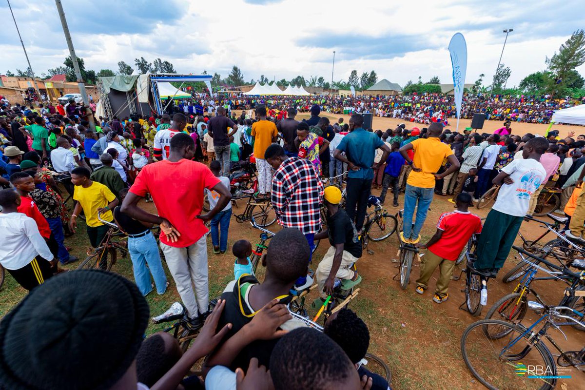 rbarwanda's tweet photo. "Igihugu cyacu nticyaciye urwagwa. Ntabwo twaciye ubushera, umutobe, cyangwa ikigage. Icyo tudashaka ni ukubyenga nabi udakurikije uko umuco wabikoraga."

Minisitiri w'Urubyiruko n'Iterambere ry'Ubuhanzi, Dr. Utumatwishima Jean Nepo Abdallah, yashimangiye ko ibinyobwa gakondo bigomba gukoranwa isuku, inzego z'ubuyobozi zigakurikirana ko abantu banywa ibitabagiraho ingaruka. #RBAHafiYawe #DusangireIjambo