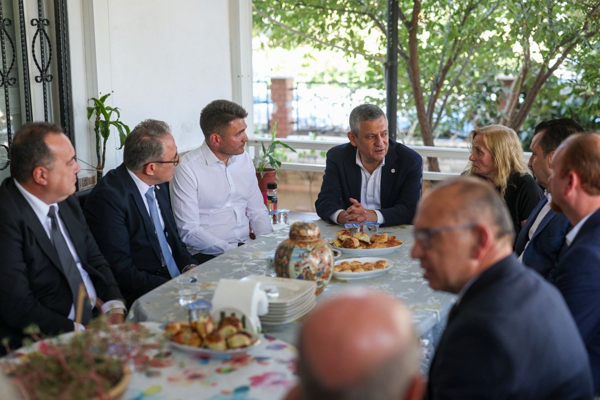 yenipartiyiz's tweet photo. Genel Başkanımız Özgür Özel, Manisa’da Saruhanlı İlçe Başkan Yardımcımız Uzman Doktor Alkım Alkan’ın hayatını kaybeden babası önceki dönem ilçe başkanlarından eczacı Ruhan Alkan için ailesine taziye ziyaretinde bulundu. https://t.co/yZUIYa6vYw
