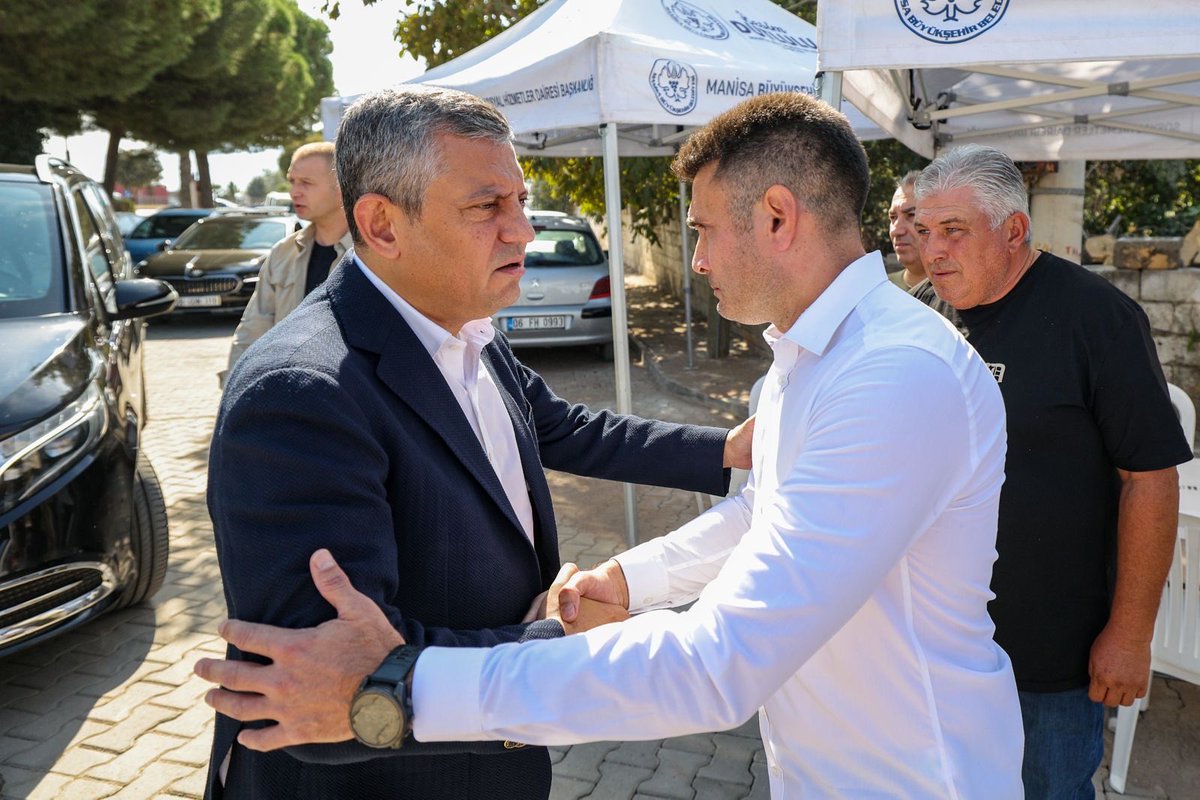 yenipartiyiz's tweet photo. Genel Başkanımız Özgür Özel, Manisa’da Saruhanlı İlçe Başkan Yardımcımız Uzman Doktor Alkım Alkan’ın hayatını kaybeden babası önceki dönem ilçe başkanlarından eczacı Ruhan Alkan için ailesine taziye ziyaretinde bulundu. https://t.co/yZUIYa6vYw
