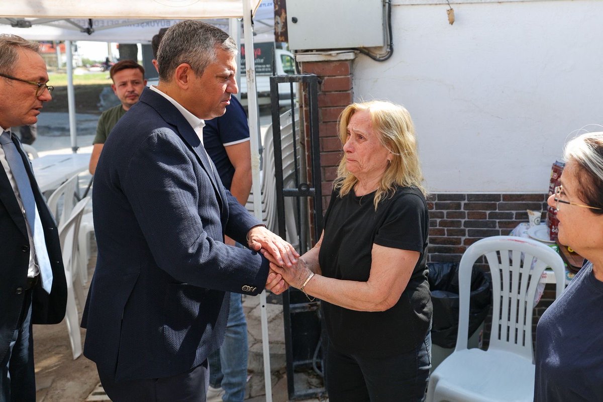 yenipartiyiz's tweet photo. Genel Başkanımız Özgür Özel, Manisa’da Saruhanlı İlçe Başkan Yardımcımız Uzman Doktor Alkım Alkan’ın hayatını kaybeden babası önceki dönem ilçe başkanlarından eczacı Ruhan Alkan için ailesine taziye ziyaretinde bulundu. https://t.co/yZUIYa6vYw
