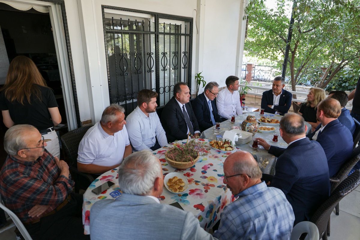 yenipartiyiz's tweet photo. Genel Başkanımız Özgür Özel, Manisa’da Saruhanlı İlçe Başkan Yardımcımız Uzman Doktor Alkım Alkan’ın hayatını kaybeden babası önceki dönem ilçe başkanlarından eczacı Ruhan Alkan için ailesine taziye ziyaretinde bulundu. https://t.co/yZUIYa6vYw