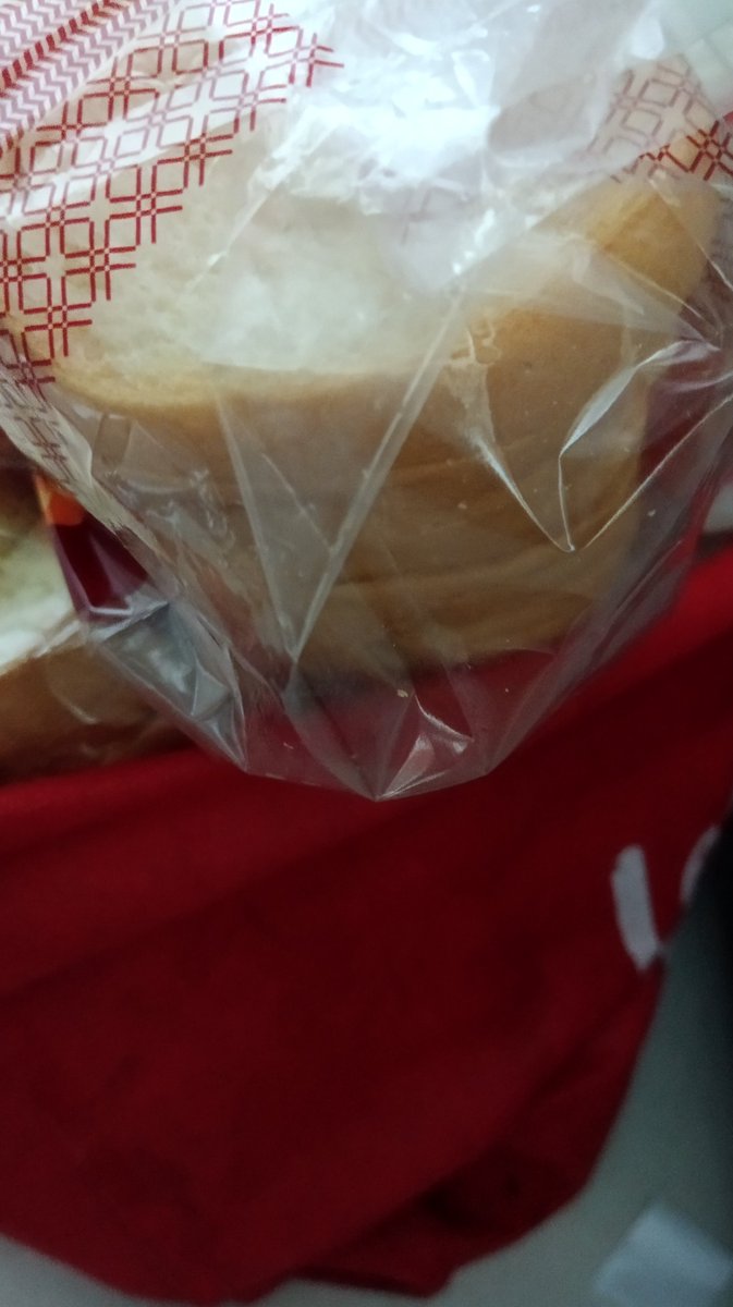 urcrushbro's tweet photo. Dibawain roti juga sama ayang, hehehhe, makaciii lup lup https://t.co/egNYlUSUJU