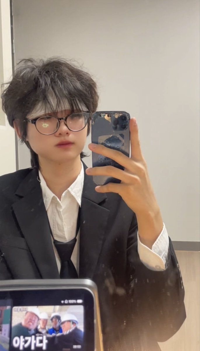 kityio1863's tweet photo. 클로로 집코)
고증도 전혀 안되고 많이 부족하고,,,
전혀 안닮았지만 대충 느낌만 보기위해 https://t.co/Xm0BdtkaGe