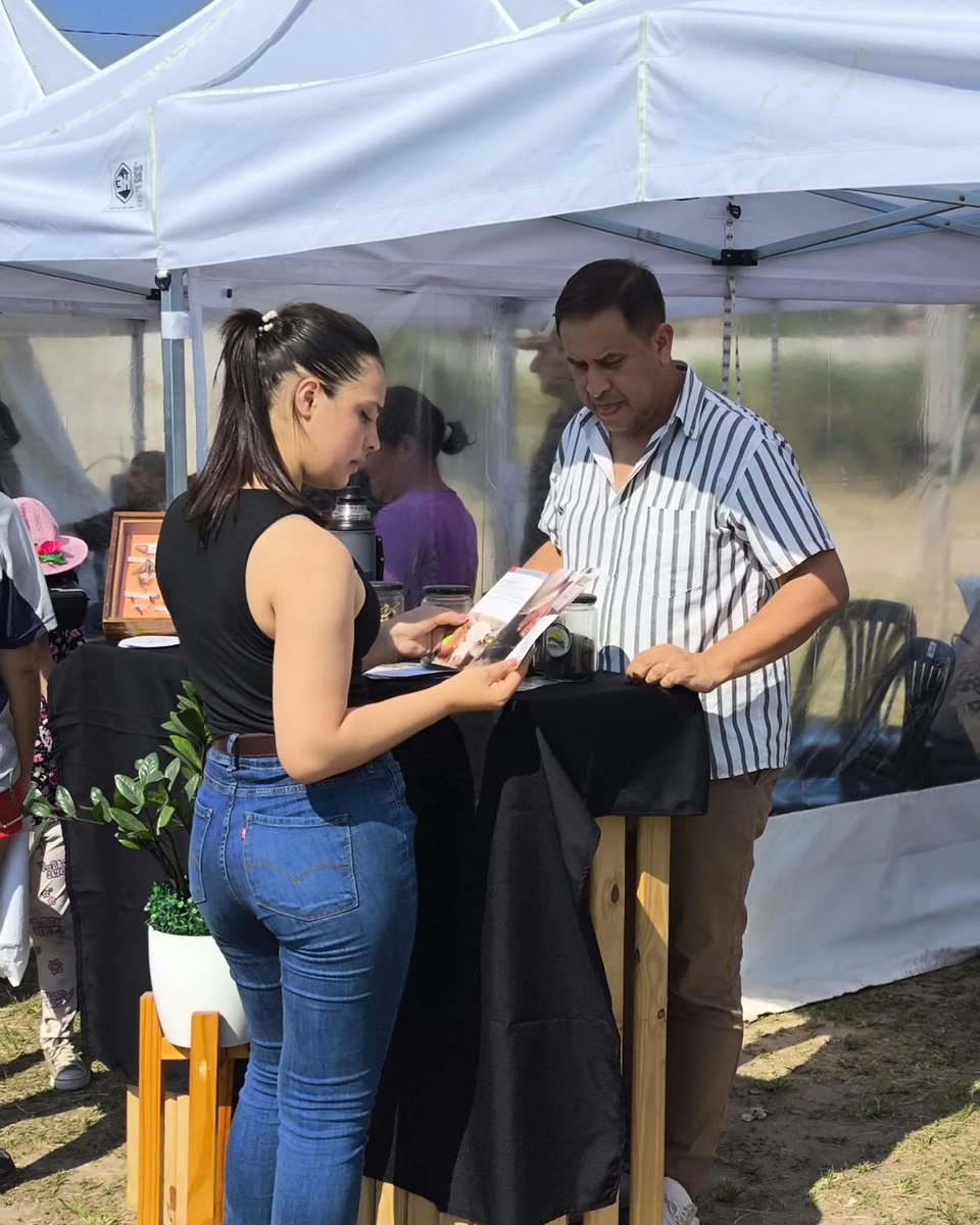 idercorrientes's tweet photo. Nuevo operativo del @CorrientesGob en el barrio Pirayuí de Capital. A través del programa Corrientes Cerca, desde el IDERCOR brindamos asesoramiento, herramientas y entregamos semillas para que más familias puedan iniciar o fortalecer sus huertas. https://t.co/LOYqHHy3DV