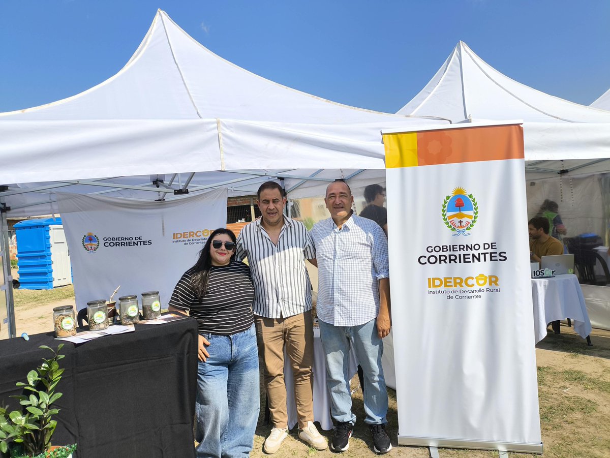 idercorrientes's tweet photo. Nuevo operativo del @CorrientesGob en el barrio Pirayuí de Capital. A través del programa Corrientes Cerca, desde el IDERCOR brindamos asesoramiento, herramientas y entregamos semillas para que más familias puedan iniciar o fortalecer sus huertas. https://t.co/LOYqHHy3DV