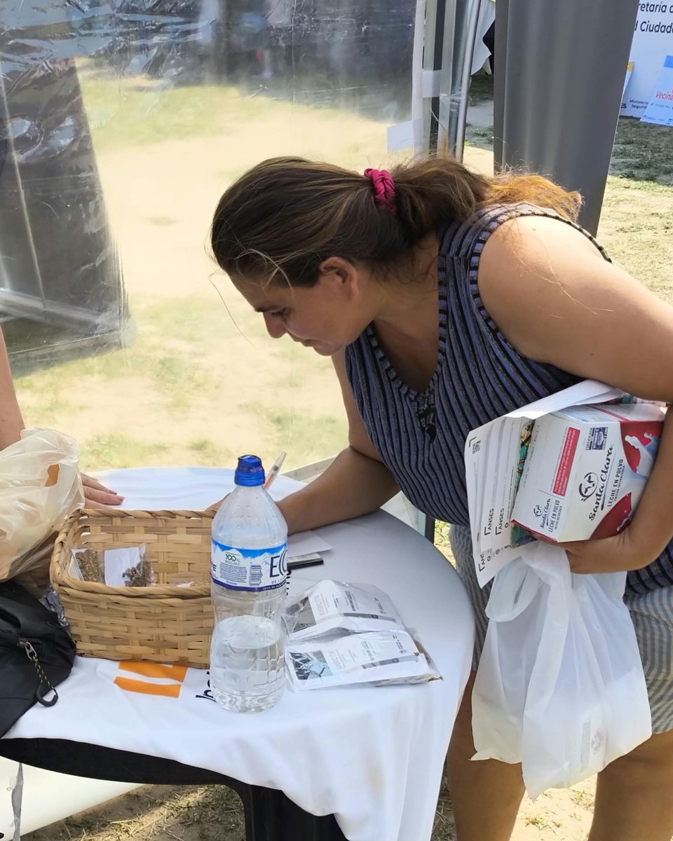idercorrientes's tweet photo. Nuevo operativo del @CorrientesGob en el barrio Pirayuí de Capital. A través del programa Corrientes Cerca, desde el IDERCOR brindamos asesoramiento, herramientas y entregamos semillas para que más familias puedan iniciar o fortalecer sus huertas. https://t.co/LOYqHHy3DV