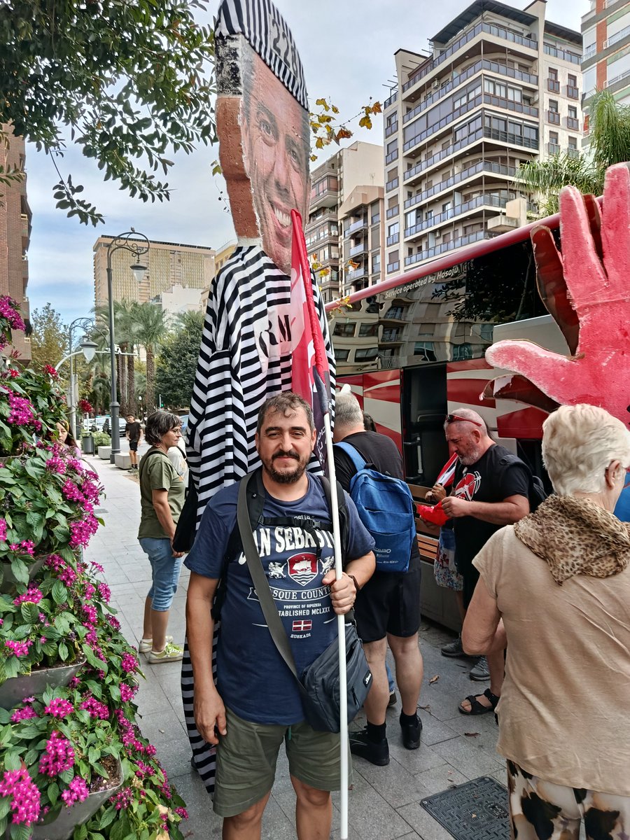 josevico4's tweet photo. Ya estamos en Alicante en la concentración para mandar a Mazón a prisión, en su tierra donde vive de vacaciones perpetuas.

Mazón a presó https://t.co/hKJjPu3jlF