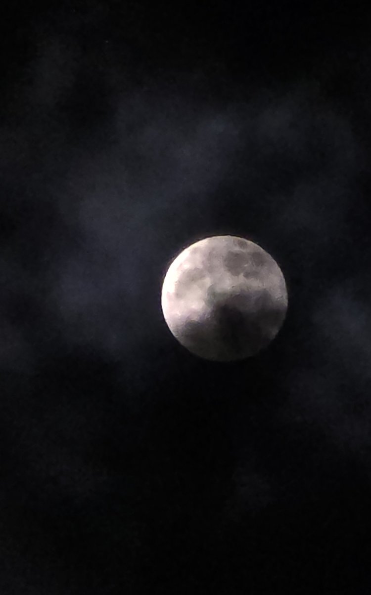 coldasbarf's tweet photo. Closer and closer to today's moon. https://t.co/HKEPgZMw4X