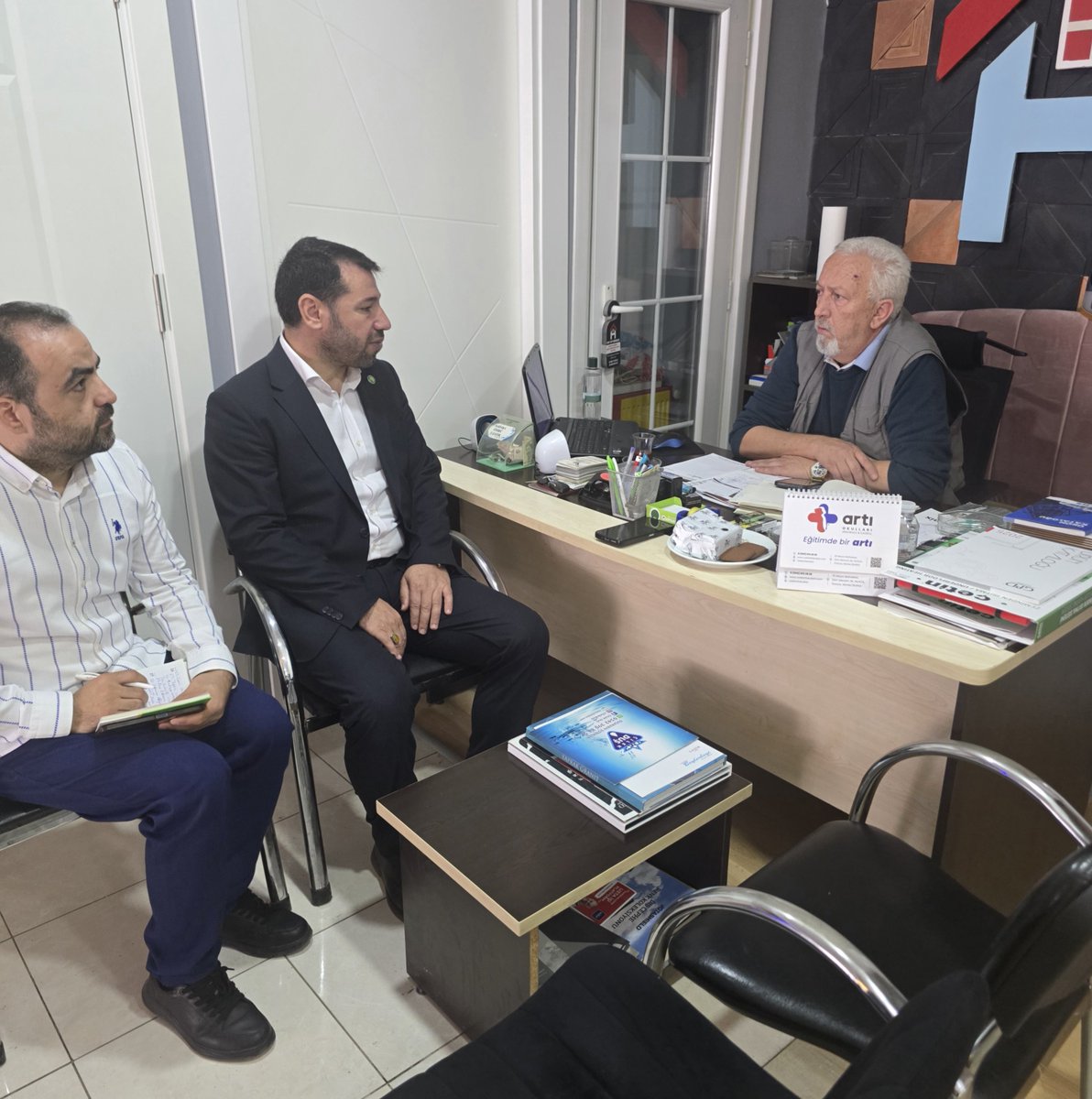 yakupiseri's tweet photo. Fuat Kuşçuoğlu Caddesi'ni ziyaret ettik.
Esnafımızın sorun ve sıkıntılarını dinledik.

Esnafımız yerel yönetimlerden hizmet bekliyor. Her yerde olduğu gibi burada da temel sorunlar arasında tabela ve stopaj vergi yükü ile mahallemizi saran uyuşturucu illeti yer alıyor.

#HÜDAPAR https://t.co/9iWvAwhD3k