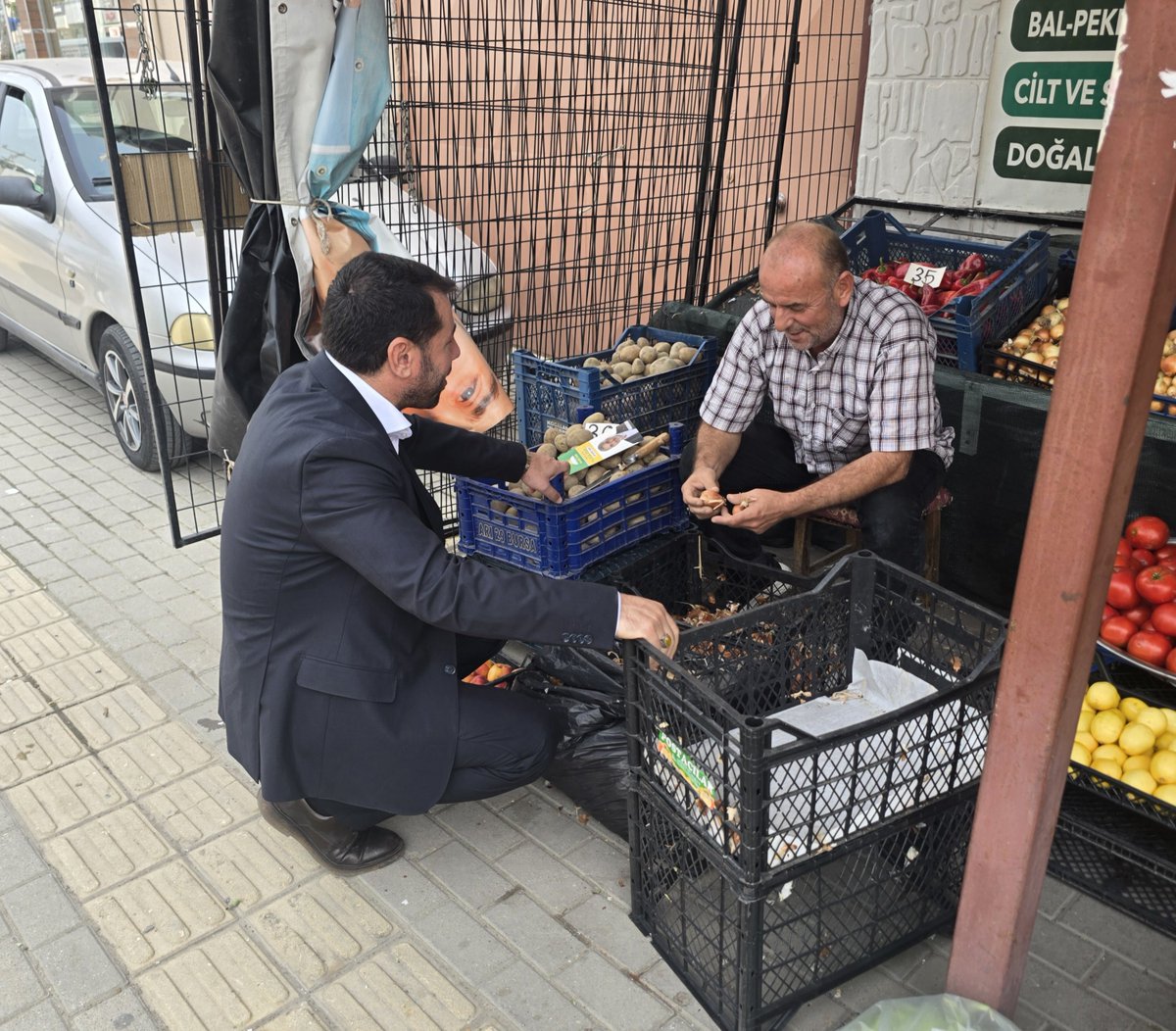 yakupiseri's tweet photo. Fuat Kuşçuoğlu Caddesi'ni ziyaret ettik.
Esnafımızın sorun ve sıkıntılarını dinledik.

Esnafımız yerel yönetimlerden hizmet bekliyor. Her yerde olduğu gibi burada da temel sorunlar arasında tabela ve stopaj vergi yükü ile mahallemizi saran uyuşturucu illeti yer alıyor.

#HÜDAPAR https://t.co/9iWvAwhD3k
