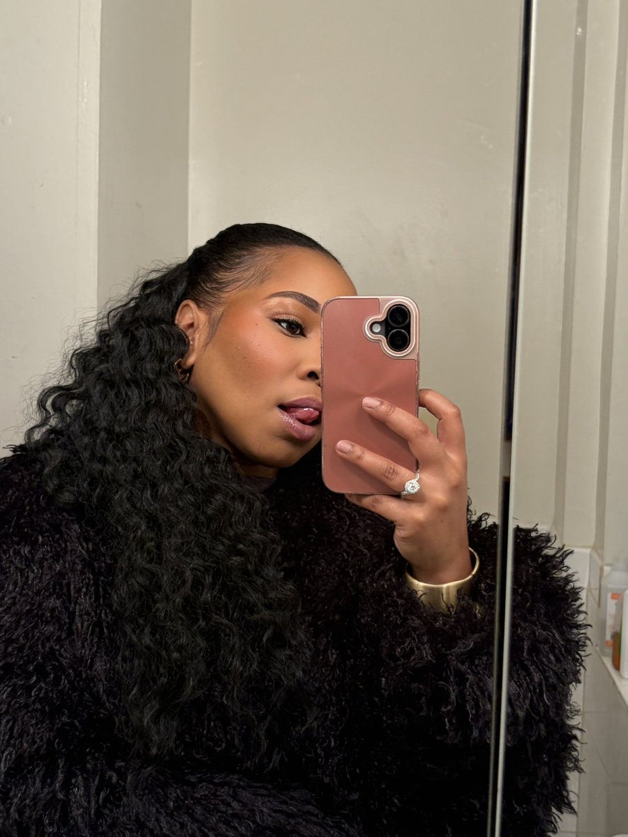 iAmRyaPoetry's tweet photo. Siri, play “Nights” by Frank Ocean 🌃✨ https://t.co/JFVlLZqYSW