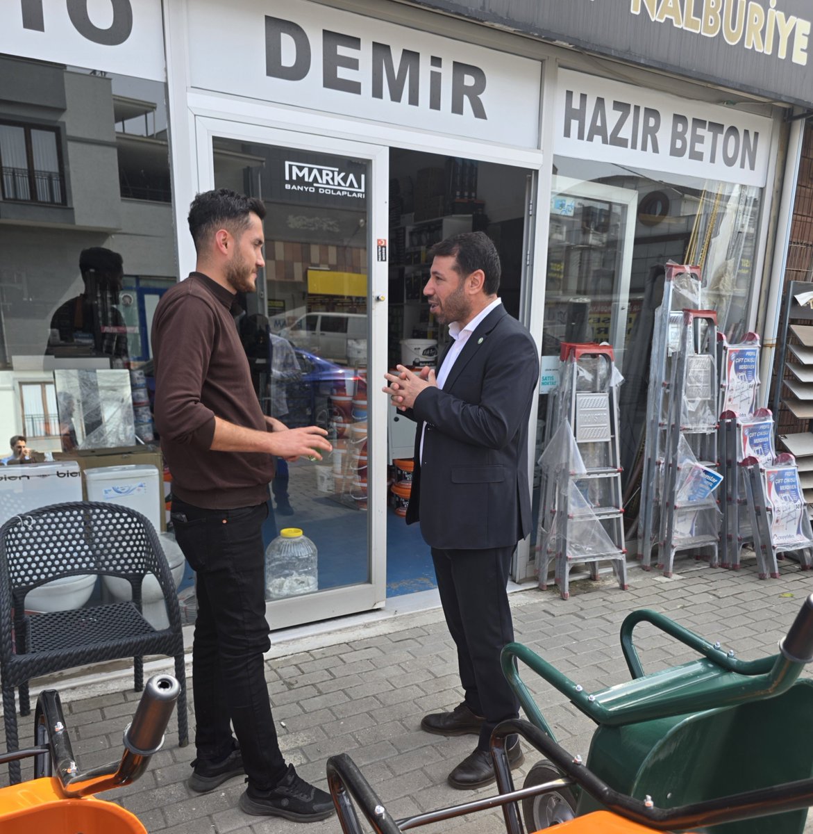 yakupiseri's tweet photo. Fuat Kuşçuoğlu Caddesi'ni ziyaret ettik.
Esnafımızın sorun ve sıkıntılarını dinledik.

Esnafımız yerel yönetimlerden hizmet bekliyor. Her yerde olduğu gibi burada da temel sorunlar arasında tabela ve stopaj vergi yükü ile mahallemizi saran uyuşturucu illeti yer alıyor.

#HÜDAPAR https://t.co/9iWvAwhD3k