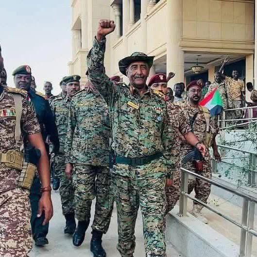 sameer20_20's tweet photo. حين أعلن البرهان رئيس مجلس السيادة السوداني التعبئة العامة.. أعلنها من قرية السريحة المنكوبة التي تعرضت للقصف والانتهاكات من قبل قوات الدعم السريع وخاض بعدها معركة واحدة انتهت بدخوله القصر الجمهوري إلى جانب المقاتلين.

القيادة تعني تحمل المسؤولية والوجود في خطوط القتال ورفع معنويات الجيش.. الوقت ليس للبروتوكولات ولا للسفر بالطائرات الخاصة والاحتفالات الرسمية..  نحن في مرحلة حرب تحسم مصير البلد وفي مثل هذه الظروف عليك أن تستحي حتى من ارتداء البدلة الرسمية وعقد اللقاءات غير الضرورية مع السفراء. 

التعبئة والنفير يعنيان خوض معركة حاسمة لمرة واحدة لوقف عبث الجماعة الخو. ثية الإرهابية والقضاء عليها واستعادة الجمهورية وتخليص الشعب من ظلمها وغطرستها إلى الأبد.

*الصورة للبرهان لحظة دخول القصر الجمهوري بعد تحريره.

للصحفي عبدالرحمن الاشول