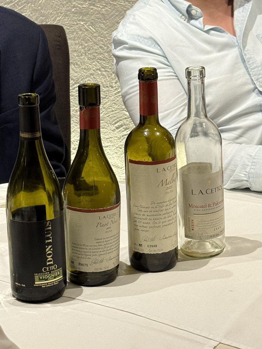 manuelblamo's tweet photo. La alineación del jueves. Viogner el mejor de todos. Un Pinot Noir mexicano…. así como lo imaginan. Malbec simplemente bien. El Moscatel-Palomino de postre fue muy bien con la tarta de queso de cabra con higo y almendra: maridaje muy bien pensado https://t.co/61s6C0vjBF