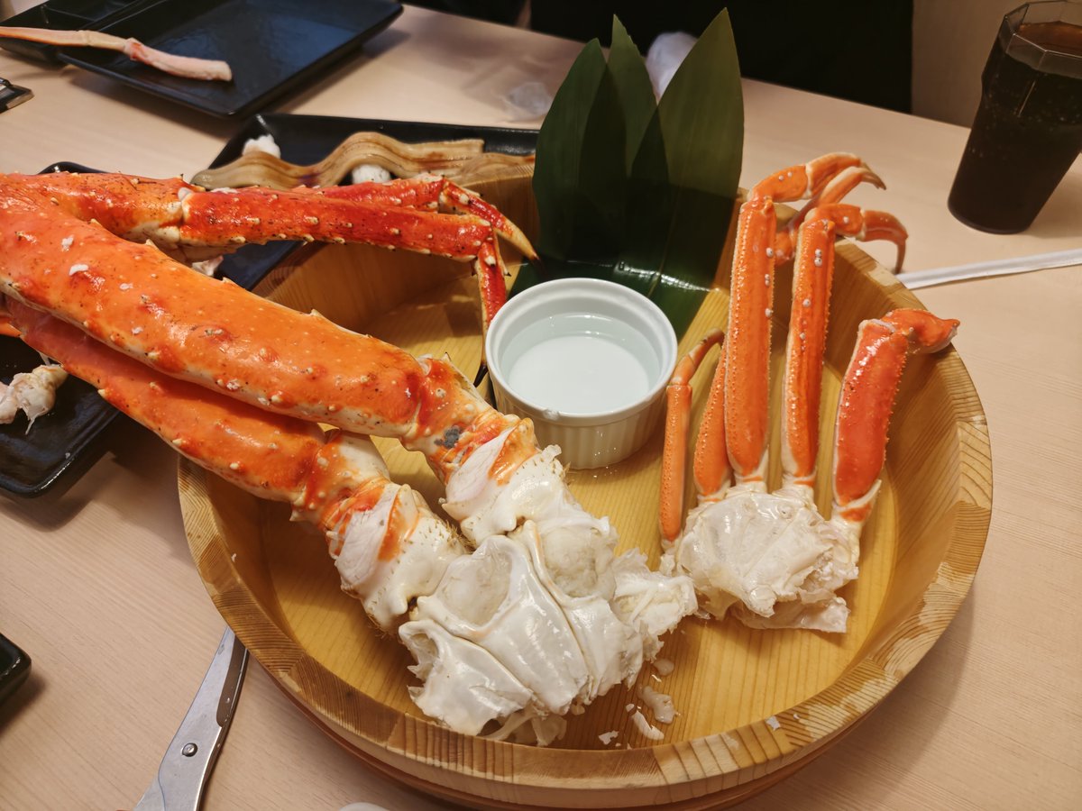 s57910's tweet photo. 今日はタラバ蟹の食べ放題に行ってきました🦀

値段も値段なんで元を取るぞ！！って意気込んだんですが１人でこの２本分食べたくらいで無理でした😅
 
結局は程々が1番美味しく戴けるって事なんですよね🤔でも、好きな雲丹の軍艦もたくさん食べれたし穴子の一本寿司も美味しかったので満足です✨ https://t.co/jeQAt0hF1C