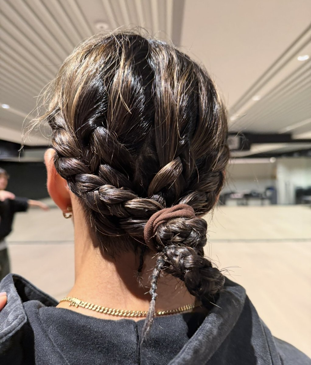 zzanism's tweet photo. youngseo braiding tarzzans hair aww🥹 https://t.co/bnLyDaDCei