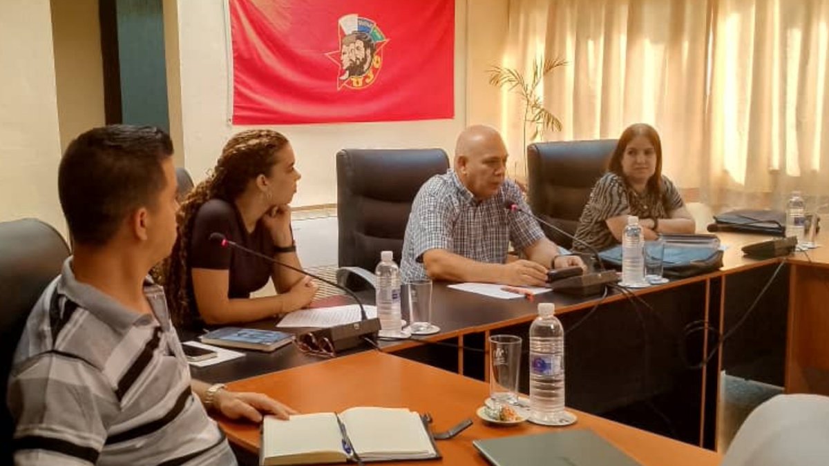 DrRobertoMOjeda's tweet photo. Hoy sostuvimos encuentro con los primeros secretarios de la UJC en el país. Ratificamos nuestra confianza en los jóvenes y en todo lo que pueden aportar. El papel de la juventud es decisivo en los momentos actuales.  Las nuevas generaciones a la vanguardia. #CubaEstáFirme. https://t.co/Wnho7uPrK1