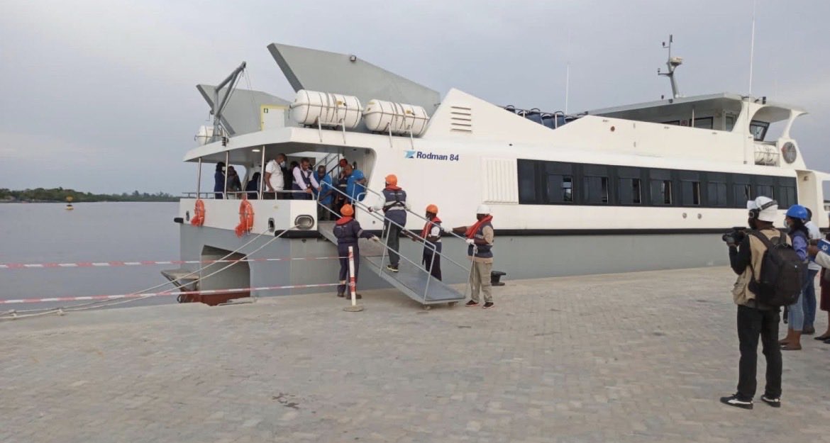 CristinaCaai7's tweet photo. Boa notícia para quem precisa viajar entre Luanda e Cabinda. ⛴️ A nova embarcação TCHIOWA já entrou em funcionamento e consegue transportar mais de 400 passageiros, reforçando as ligações marítimas nacionais.
#Angola #Luanda #Cabinda #TransporteMaritimo https://t.co/EumSYM2RMk