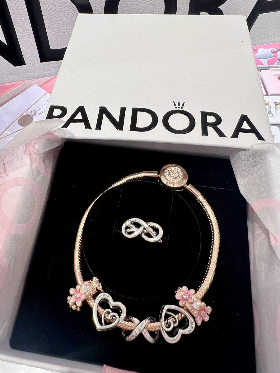 DianiNasri's tweet photo. POV: When you have birthday discounts… 😍
#September26 #Pandora #BirthdayToday https://t.co/w6cCGQSJqF