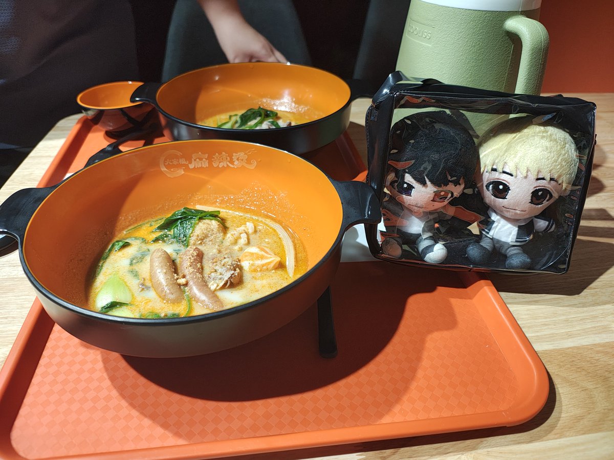 Rona_Winginsect's tweet photo. 麻辣湯💛💜
2人と同じ牛骨ベースの麻辣湯が食べたくて初めてのお店行ったけど美味しかった！
小籠包はなかったけど出来る限り同じ具材をチョイス笑
空いてたしお店の人も良くてなによりサーカス団🎪がすんごい美味しかった😳✨
調べたらカニ味噌入り魚卵団子だったみたい。また行こう✌️

#おにラブ https://t.co/8GvkHtXbkI