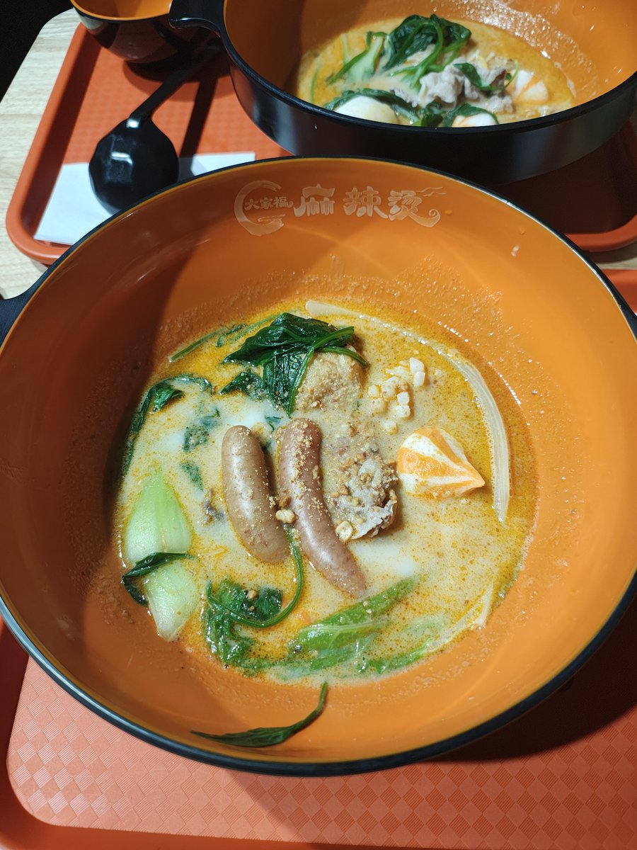 Rona_Winginsect's tweet photo. 麻辣湯💛💜
2人と同じ牛骨ベースの麻辣湯が食べたくて初めてのお店行ったけど美味しかった！
小籠包はなかったけど出来る限り同じ具材をチョイス笑
空いてたしお店の人も良くてなによりサーカス団🎪がすんごい美味しかった😳✨
調べたらカニ味噌入り魚卵団子だったみたい。また行こう✌️

#おにラブ https://t.co/8GvkHtXbkI