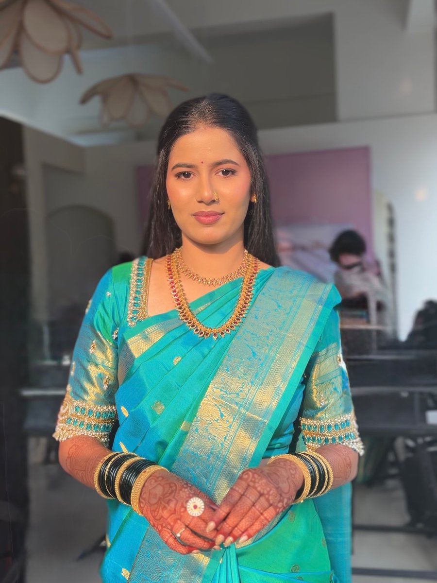 jennyfer_aj's tweet photo. مكياج ناعم للعروس المقبلة 
المكياج: styleby. diva 
الساري: shri_ambai 
البلوزة: kanchuki. in 
الشعر: rutusmakeup29 
الحناء: hennastic_sanjana_ https://t.co/dv1oNdjZiY