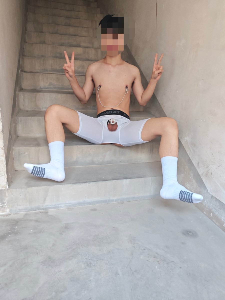 Bottlehzla's tweet photo. 裸一半来人了，赶紧跑了😥
#楼道暴露 #锁狗 #骚狗 #暴露 https://t.co/3rhO4hrqEp